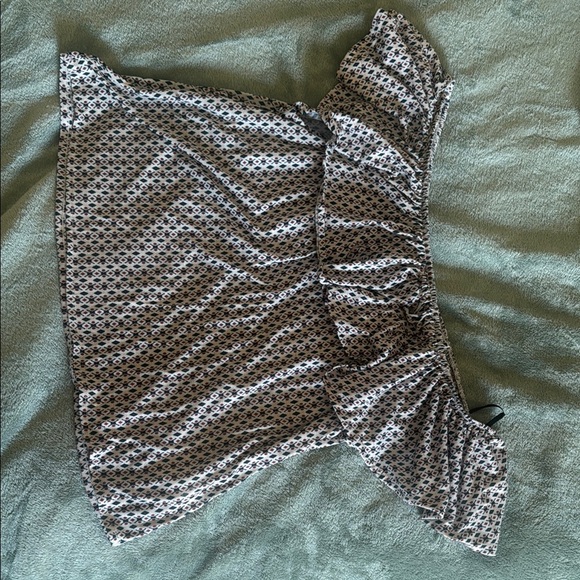 H&M Tops - Geometric Pattern Off-Shoulder Top